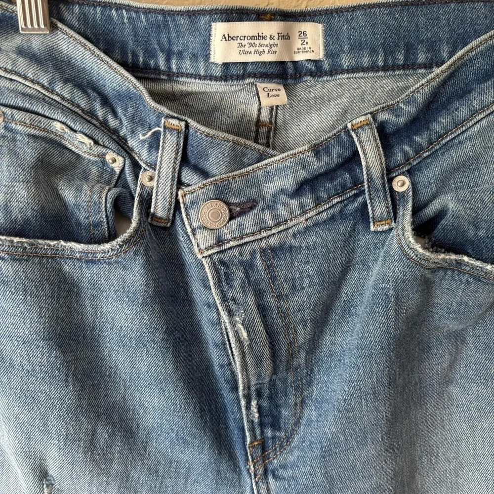Abercrombie & Fitch | 90’s Straight Ultra High Rise Jean Size 26 / 2R Curve Love - Picture 5 of 12